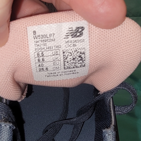 Brand new Woman's New Balance 8.5 - Picture 2 of 3